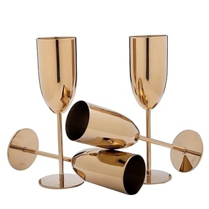 Copa de Vino Tinto de Metal con Recubrimiento de Latón Dorado de Primera Calidad, con Tallo y Estampado Personalizado - Product Image 1