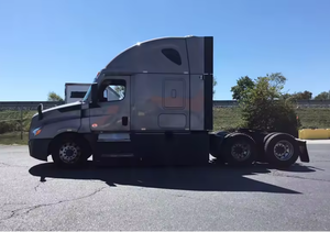 Auténtico Camión Semirremolque Usado Freightliner Cascadia 2022 con Techo Elevado de 72 Pulgadas y Doble Cama, en Venta con Envío a Todo el Mundo - Product Image 2