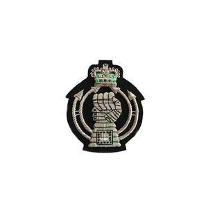 DELANTAL DE ARTESANÍA MASÓNICA en relieve de color negro masónico INSIGNIA BORDADA A MANO CON BOLLÓN DE PLATA - Product Image 4