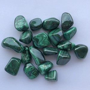 20mm 30mm malachite naturelle pierre semi-précieuse polie taille libre pépites de pierres précieuses en gros prix d'usine fabricant - Product Image 1