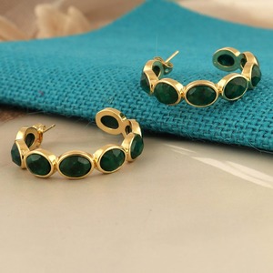 Pendientes de aro tipo huggie con múltiples piedras de esmeralda teñida de alta calidad, chapados en oro de 18k, de latón macizo, joyería de moda, accesorios para mujer. - Product Image 3