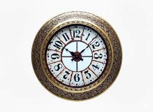 Horloge suspendue décorative en métal de style victorien Daniel Ashley, or royal vintage, pour salon, décoration de luxe pour la maison - Product Image 4