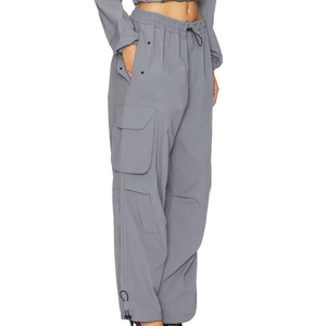 Conjunto de 2 piezas de chándal cortavientos personalizado para mujer con bloques de color, top corto con media cremallera y pantalón jogger, personalizable - Product Image 6