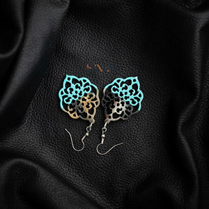 ต่างหูรูปควายรูปดอกไม้ทำด้วยมือจากเวียดนามพร้อมเคลือบแล็กเกอร์สีฟ้าครึ่งเม็ดเครื่องประดับแฟชั่นขายส่งตามต้องการ - Product Image 4