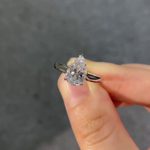 Anillo de Compromiso con Diamante Cultivado en Laboratorio de 2.00ct en Oro Blanco, Certificado IGI, Diseño Solitario con Halo Oculto - Product Image 2