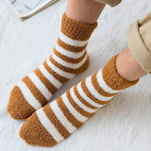 Chaussettes de sport respirantes épaisses personnalisées de créateur pour hommes/femmes Fabricant Chaussettes en polyester et coton de haute qualité Broderie - Product Image 1