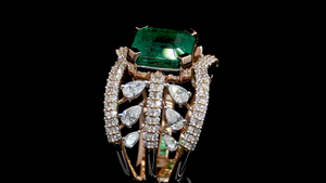 Anillo de Esmeralda Verde de Laboratorio con Diamantes Cultivados en Laboratorio en Forma de Pera y Redondos |   Anillo de Lujo para Regalo de Aniversario, Cóctel y Fiesta - Product Image 6