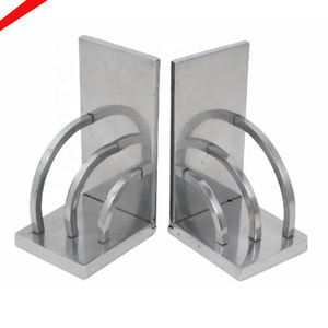 Serre-livres en aluminium de finition argentée unique de conception pour le salon de bureau - Product Image 3