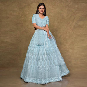 Lehenga Choli de Lujo con Detalles Intrincados de Lentejuelas, Elegante Estructura con Vuelo, Acabado de Bordes Refinado y Superposición Fluida - Product Image 5