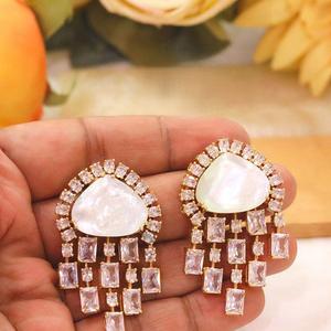 ต่างหูดีไซน์เนอร์คุณภาพพรีเมียม ชุบทอง ประดับด้วยเพชร CZ ดีไซน์หรูหรา เหมาะสำหรับงานแต่งงานและงานปาร์ตี้ สำหรับผู้หญิงและเด็กผู้หญิง - Product Image 3