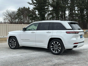 (T&D) Auto Usado 2023 Grand Cherokee Overland - Product Image 2