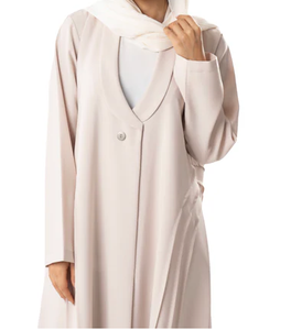 ชุดอาบายาสีเบจอ่อนแบบมินิมอลลิสต์คอปกผ้าคลุมไหล่และกระดุมเม็ดเดียวปิดได้ง่ายสไตล์เรียบง่ายเพื่อความสง่างามในชีวิตประจำวันที่ทันสมัย - Product Image 1
