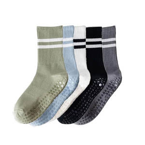 Meilleur prix Respirant Mesh Anti-Slip Yoga Grips Plain Black Chaussettes antidérapantes pour hommes Logo sur le bas Jeunesse Saison-Printemps - Product Image 6