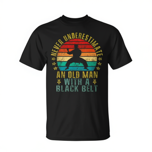 Ne sous-estimez jamais un vieil homme avec un t-shirt rétro à ceinture noire - Product Image 2