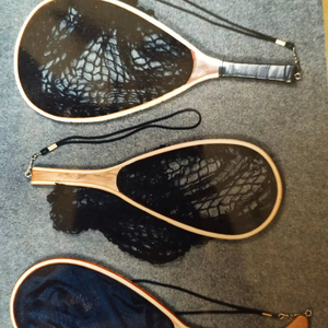 Conjunto de red de trucha de pesca con mosca de madera personalizada de alta calidad con red de malla colorida y gancho colgante elástico largo - Product Image 1