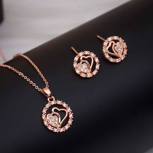 Elegante y Moderno Juego de Colgantes de Acero Inoxidable con Motivo de Corazón para Mujer, Chapado en Oro con Brillantes Piedras de Circonia Cúbica, Estilo Moderno - Product Image 2