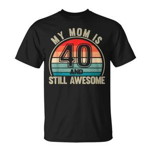 T-shirt promozionale per la mamma con scritta 'Recto Mom Is 40 and Still Awesome' per il 40° compleanno - Product Image 1