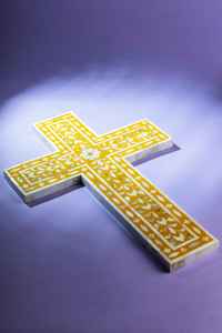 Collar con Cruz de Concha de Nácar Tallada a Mano de Belén, Diseño Zen Asiático de Lujo, Decoración Elegante para Pared, Bautizo - Product Image 5