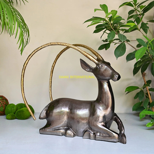 Figurine de cerf assis avec de longs bois dorés Finition en bronze Statue d'antilope Sculpture de faune Décor à la maison Accent au salon - Product Image 1