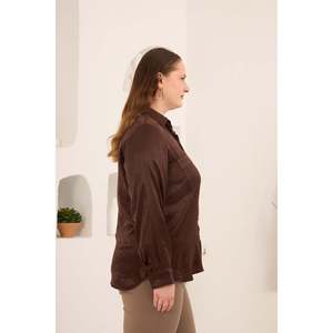 Blusa de Mujer Talla Grande con Estampado de Piedras Marrones y Efecto Satinado RMG - Elegante Blusa Holgada de Primavera/Verano para Uso Diario - Product Image 3