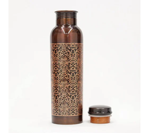 Bouteille d'eau en cuivre pur avec motif gravé pour le bien-être au bureau et les avantages ayurvédiques. - Product Image 2