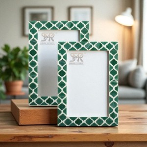 Cadre photo décoratif fait main en os et résine avec motif Casablanca Verde, tailles personnalisables pour la décoration intérieure - Product Image 1