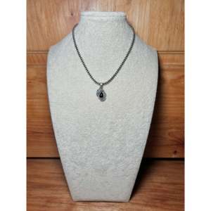Pendentif religieux artisanal en onyx Navajo et argent sterling, serti clos, avec améthyste, perle et motif numéroté - Product Image 6