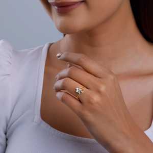 Anillo de Diamantes Exquisito con Brillantes Dorados para un Estilo Atemporal y una Sofisticación Delicada - Product Image 2