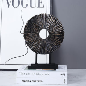 รูปปั้นแหวนโลหะสีทองดีไซน์โบราณตกแต่งด้วยรูปปั้นทองทำมือด้วยสำเนียงบนโต๊ะสีดำ - Product Image 4