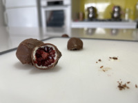 Moras Congeladas Saladas Cubiertas de Chocolate, Vaso de 150gr, Chocolate con Leche Vegano 100% Natural, Caja de Snacks Saludables, Cadena de Frío