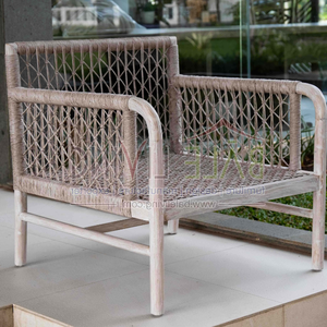 Chaise longue d'extérieur Montecito, fabriquée en Indonésie, en bois avec des accents de rotin résistants aux intempéries et durables - Product Image 2