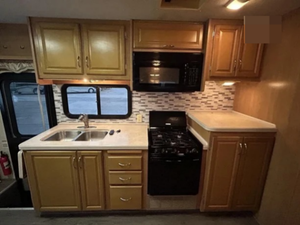 Autocaravana Usada FLEETWOOD BOUNDER 35E Modelo 2007, Construcción de Aluminio de Alto Rendimiento, 4-6 Pasajeros, EURO 3 - Product Image 3