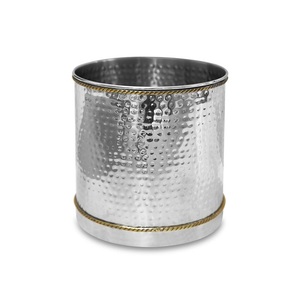 Cubo de basura antiguo de hierro con brillo metálico y cuerpo resistente al óxido para interiores de hogares urbanos modernos. - Product Image 3