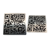 Plaque de numéro de table en métal carré argenté gravée au laser en acier inoxydable personnalisée avec code QR pour restaurant