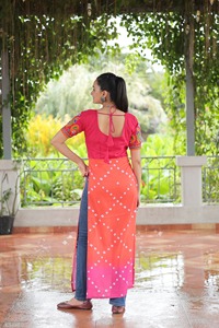 Kurti Estampado de Rayón de Diseño Elegante Estilo Boutique Indio con Trabajo Étnico de Fantasía Kutchi Gamthi, el Más Vendido para Festivales Tradicionales - Product Image 5