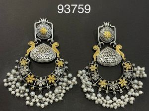Vente en gros de boucles d'oreilles OM Fashion Studio classiques légères et populaires longues pendantes en argent plaqué oxydé pour la tradition nationale - Product Image 2