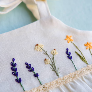 Vestido de lino suave bordado a mano para niñas, estilo informal para el primer cumpleaños de niños pequeños, OEM hecho en Vietnam - Product Image 4