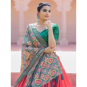 Ensemble Lehenga Choli pour femmes en soie à imprimé feuille rouge et verte captivante, pour les fêtes - Product Image 3