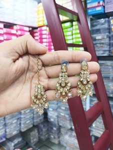 Exclusivo juego de collar de cristal antiguo de sombra dorada estilo Bollywood - Product Image 2