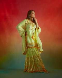 Traje Sharara Tradicional de Georgette Sintética con Bordado Pesado de Lentejuelas y Dupatta Cosido, Prenda de Diseñador para Bodas, Fiestas y Ocasiones Festivas - Product Image 3