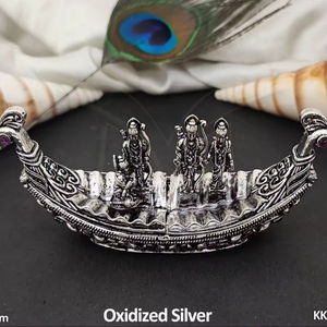 Belle forme de bateau traditionnel conception de dieu boîte sindoor plaquée argent oxydé - Product Image 1