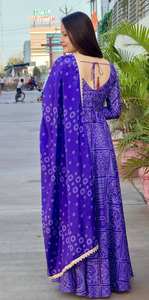 Robe longue imprimée traditionnelle indienne Bandhani Collection de robes Navratri Vêtements de fête de mariage pour femmes-Meilleur prix Vente en gros en vrac - Product Image 3