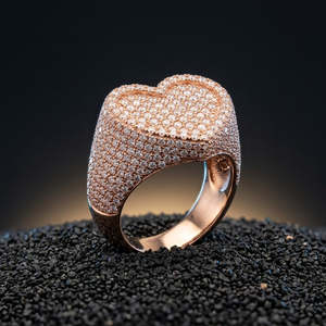 Bague signet élégante en or rose avec cœur bombé, entièrement sertie de pierres CZ blanches, bijou de déclaration haut de gamme et raffiné - Product Image 1