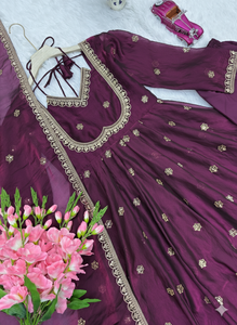 Traje Anarkali de Georgette Morado Premium de Unity Luxure con Dupatta, Conjunto Festivo y de Boda con Bordado Intenso - Product Image 6