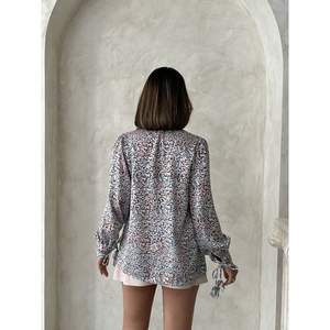 Chemisiers et chemises imprimés pour femmes - Product Image 1