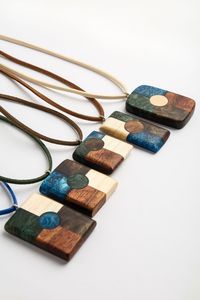 2024 venta al por mayor creativo hecho a mano brillante tradición neackles en único cielo azul oscuro nubes resina collar luminoso para mujeres - Product Image 3