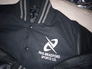 Veste universitaire rose pour femmes avec manches blanches enduites, veste d'hiver pour femmes, veste universitaire rose enduite de blanc - Product Image 4