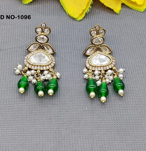 Elegantes pendientes tradicionales con aspecto artesanal diseñados para mujeres que aman la joyería india clásica de la India - Product Image 2