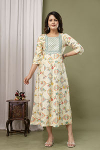 Elegante y atemporal kurti Anarkali con motivos geométricos y florales multicolores que celebran la artesanía tradicional. - Product Image 6