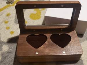 Porte-anneau à double cœur en bois poli pour mariage et fiançailles Boîte à bagues de décoration élégante - Product Image 6